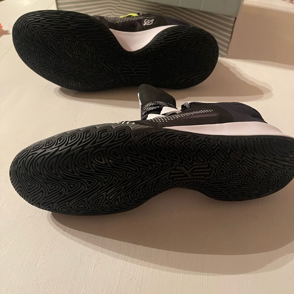 Kyrie - Picture 3 of 8